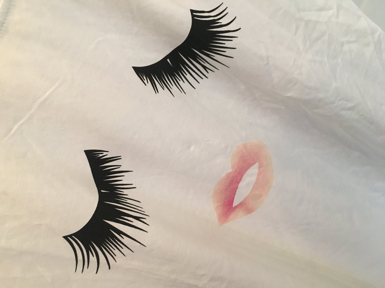 T-Shirt mit Wimpern und Lippen