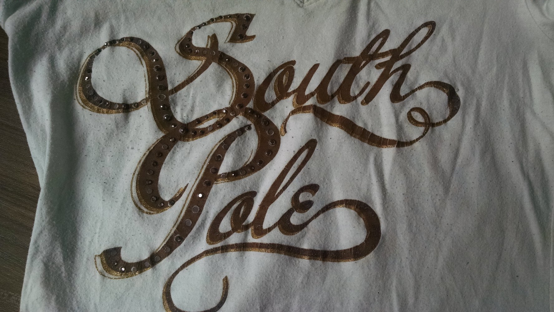 Weißes T-Shirt mit Schriftzug