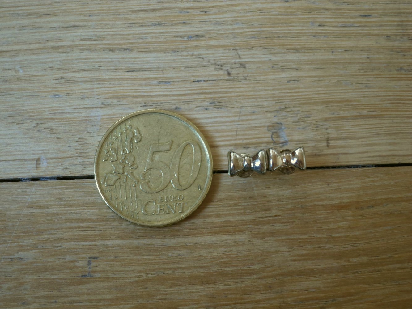 Goldenen Ohrstecker in Schleifen-Form