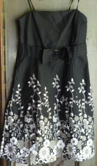 elegantes schwarzes kurzes Kleid