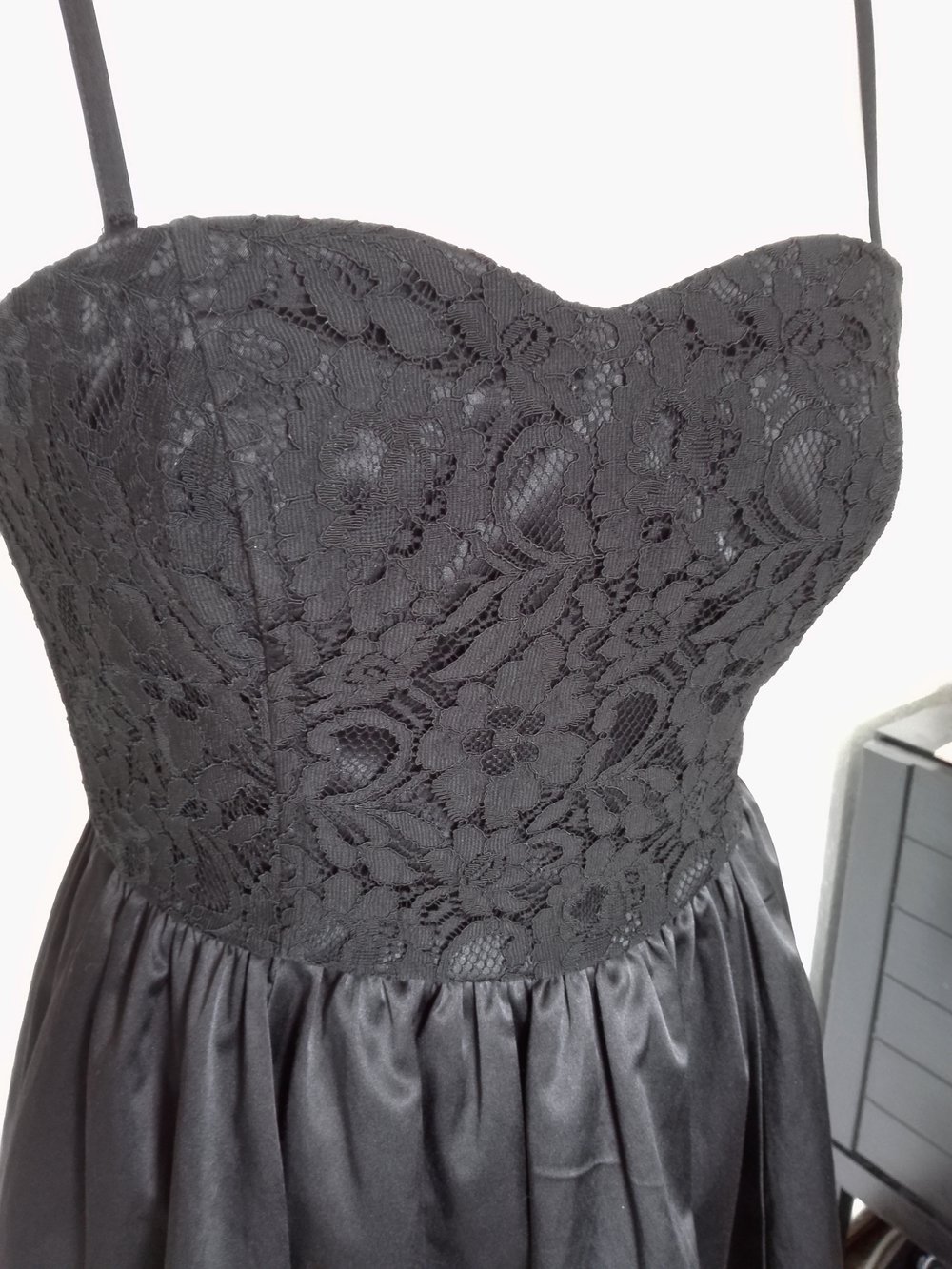 Spitzenkleid mit abnehmbaren Trägern