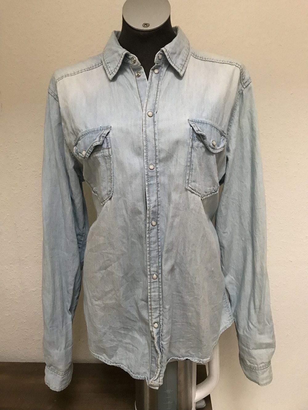 Helles Boyfriendjeanshemd (oversized)