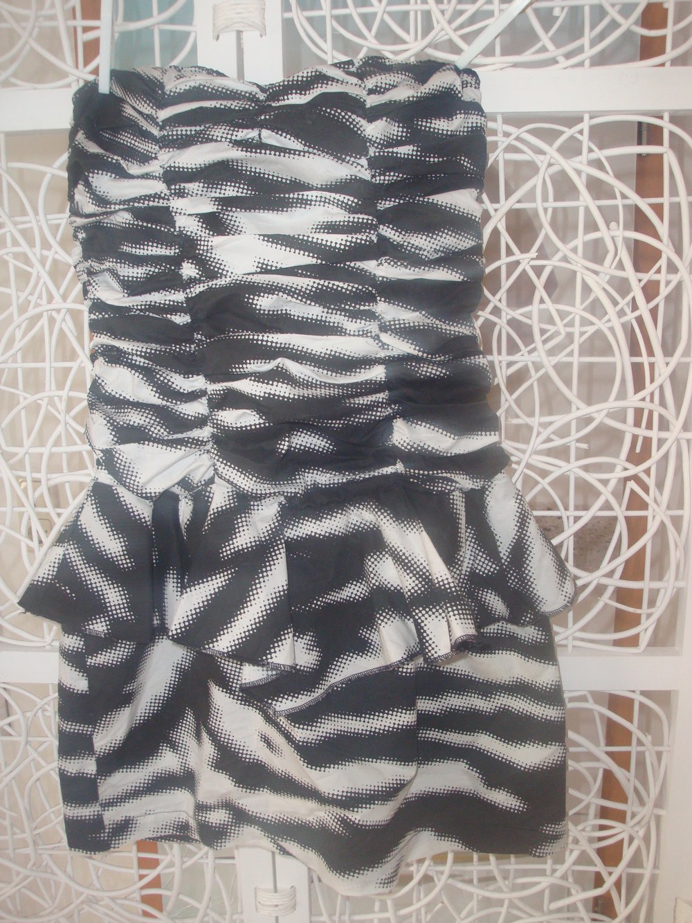 Partykleid schulterfrei schwarz-weiß