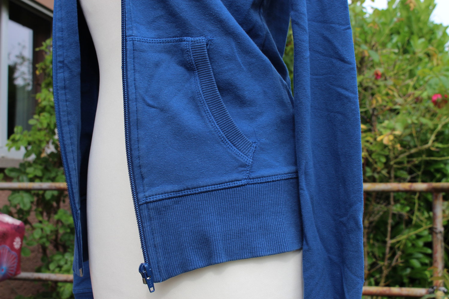 dunkelblauer cooler Kapuzenpulli