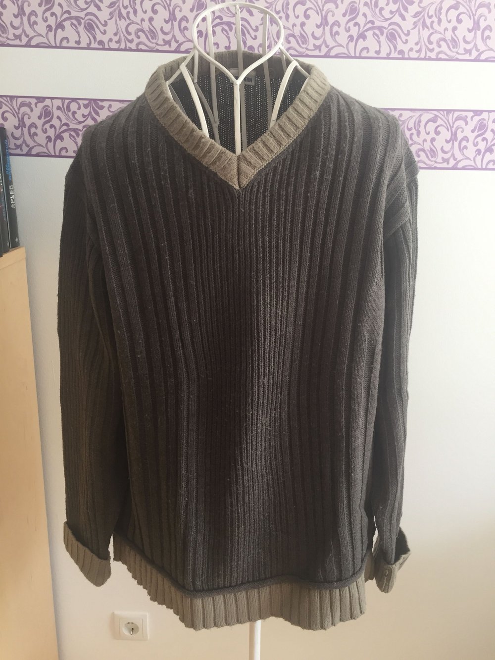 Grau-brauner Pullover