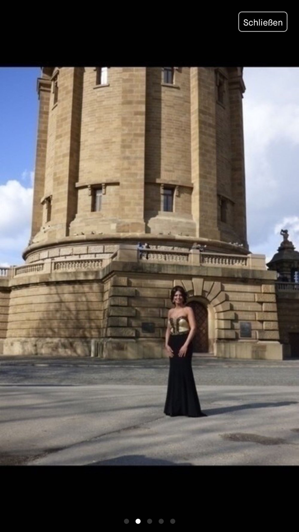 Goldschwarzes kleid mit schleppe