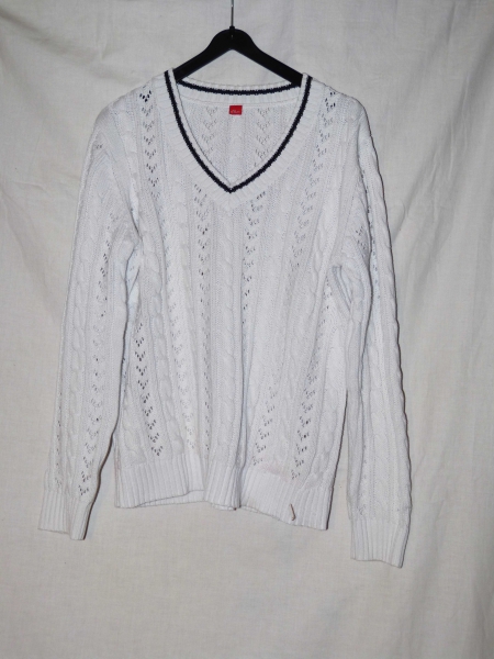 weißer Wollpulli mit blauem Kragen