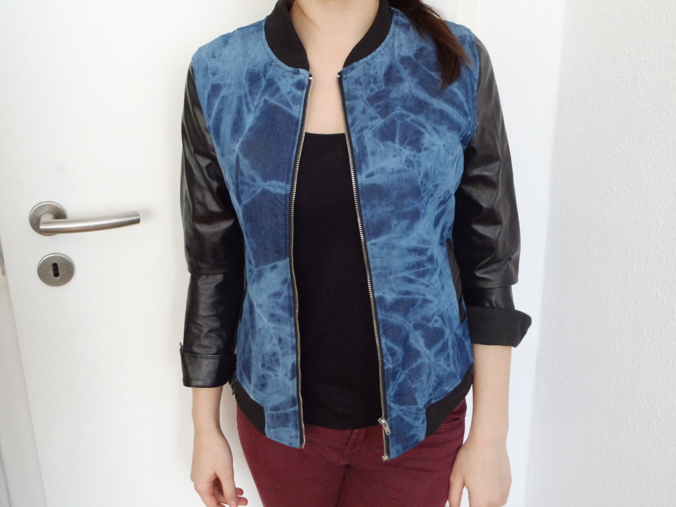 Jeans Jacke mit Lederimitat Ärmel 