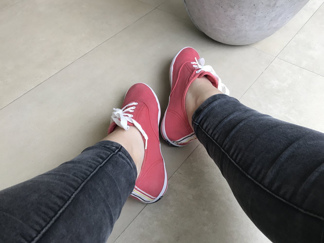 Schöne rote Sneakers von Tommy Hilfiger - wie neu