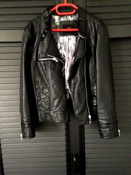 neuwertige schwarze Lederjacke