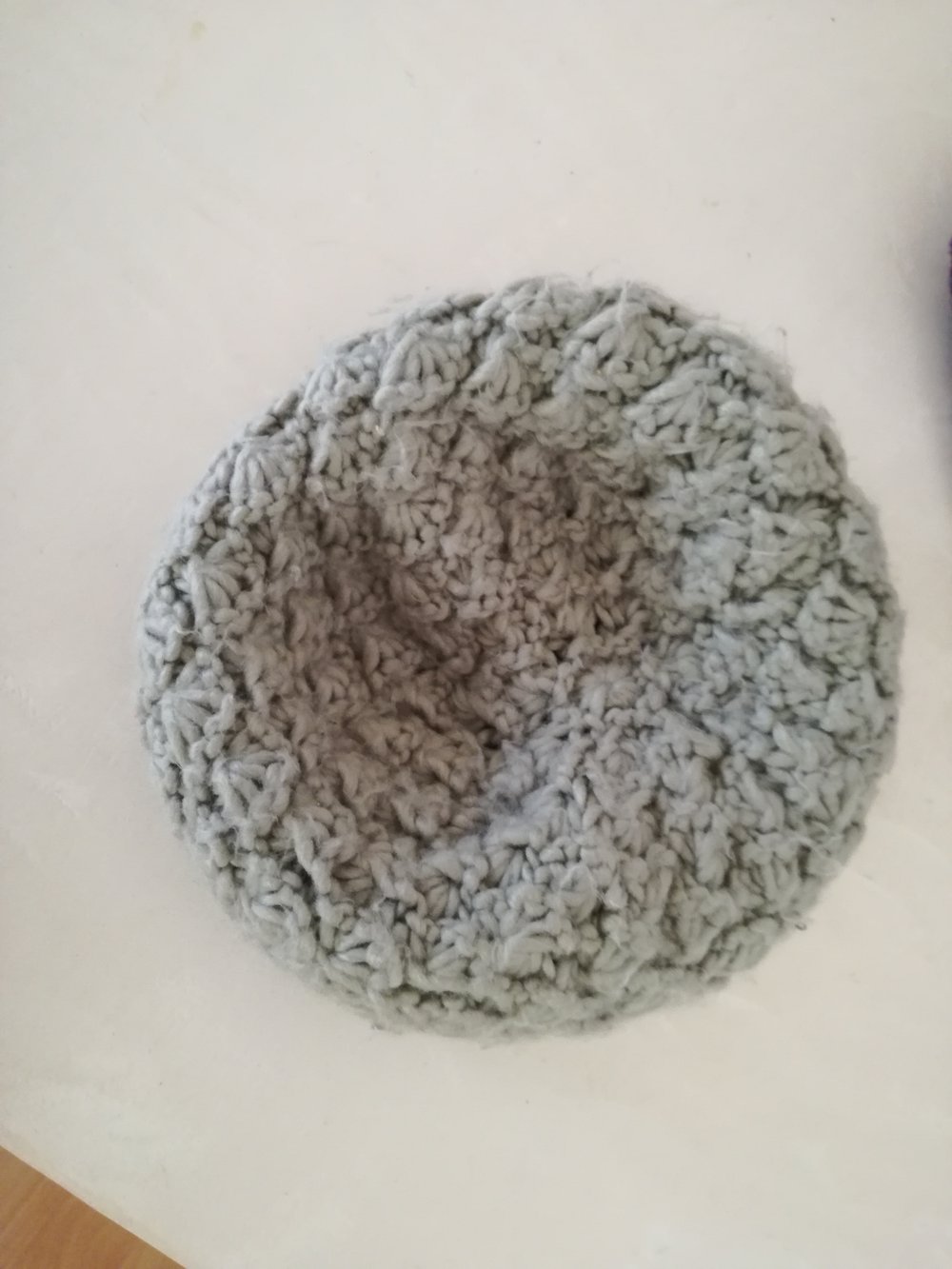 graue helle kuschelige Mütze