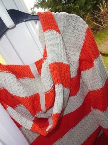 orange/weiß gestreifte, warme Strickjacke