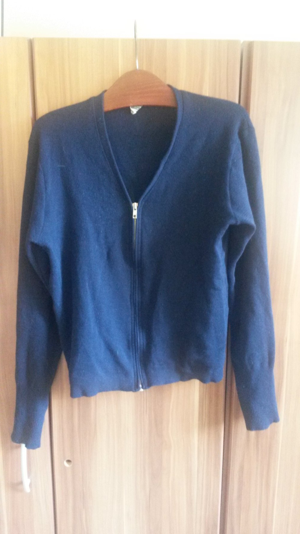 Dunkel blaue Strickjacke mit Reißverschluss
