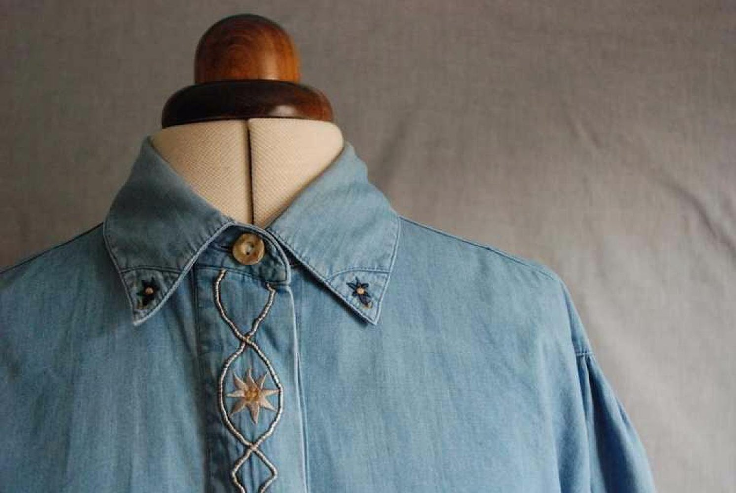 Vintage Jeanshemd mit Stickereien 