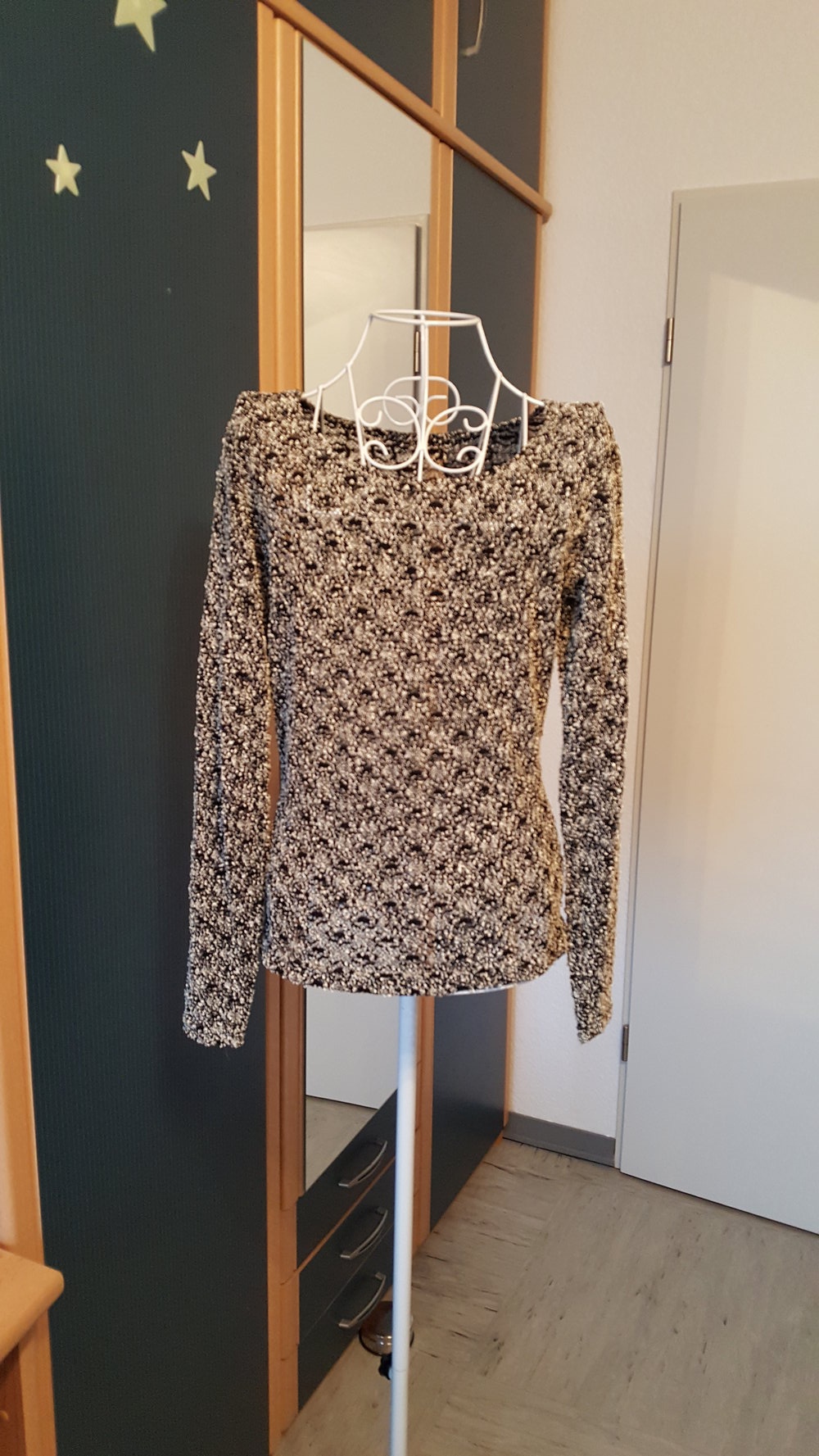 41. Dünner Strickpullover in Bouclé, Gr. 38