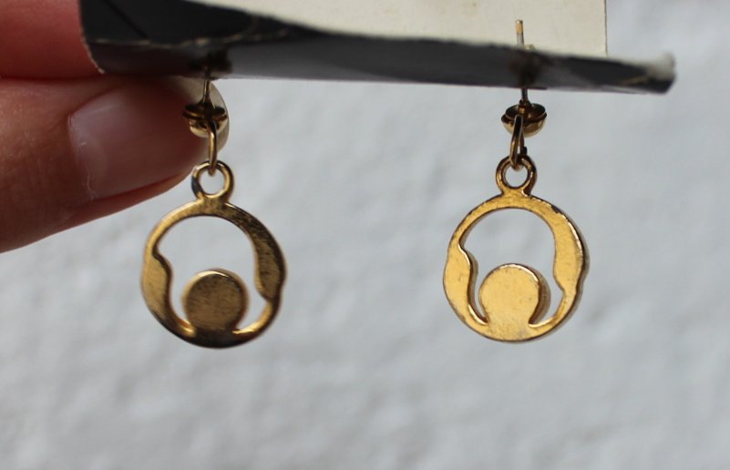 gelbgoldene True Vintage Ohrringe mit weißem Stein, Ohrstecker