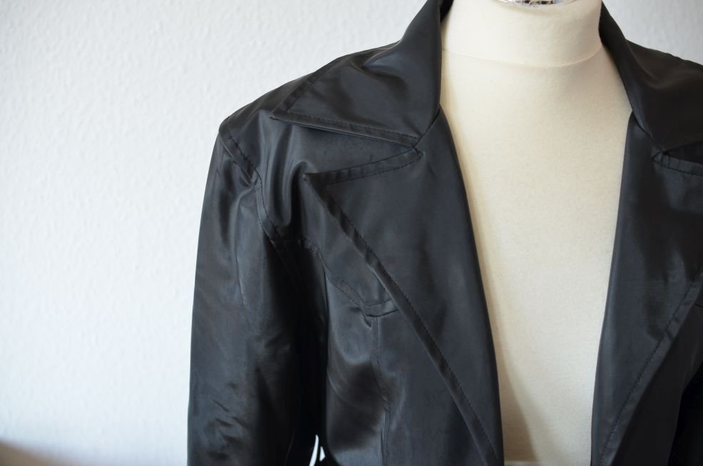 bodenlanger schwarzer Mantel