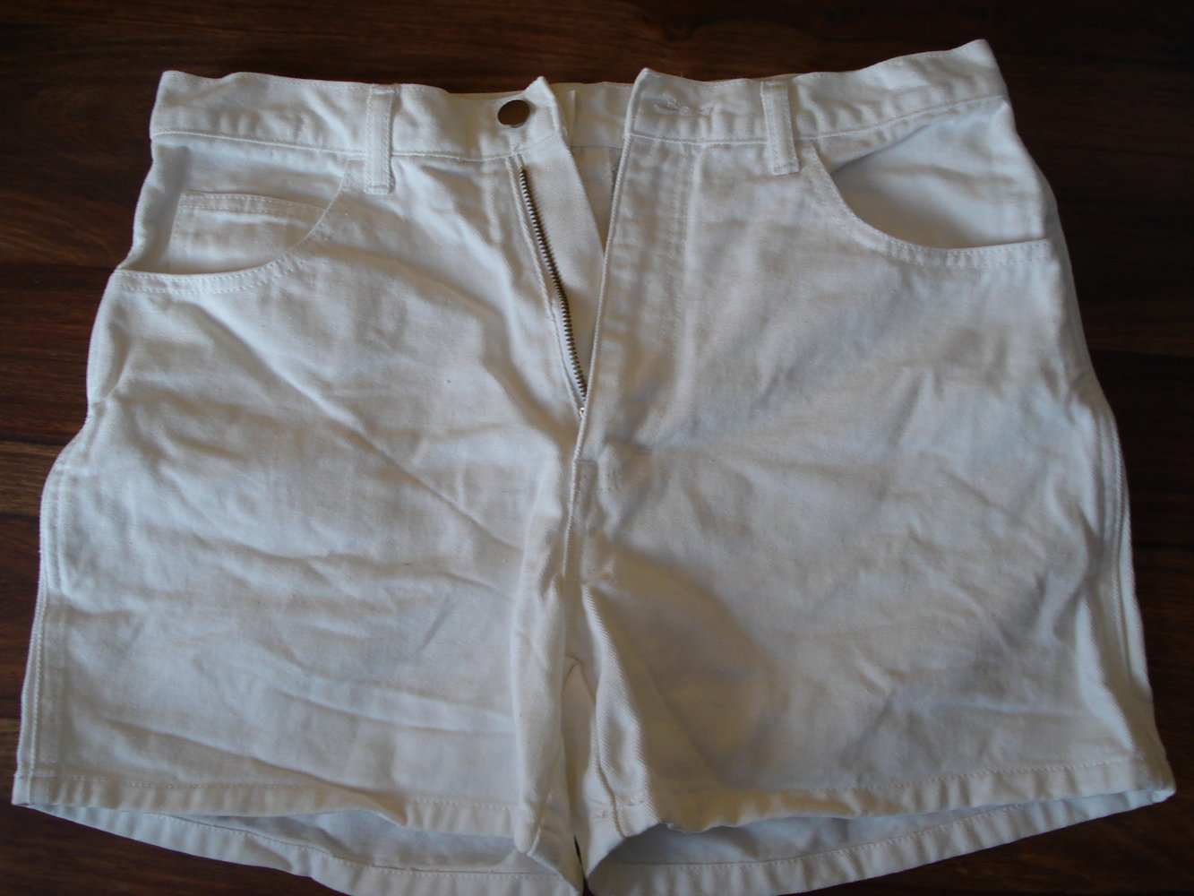 weiße kurze Jeans-Shorts