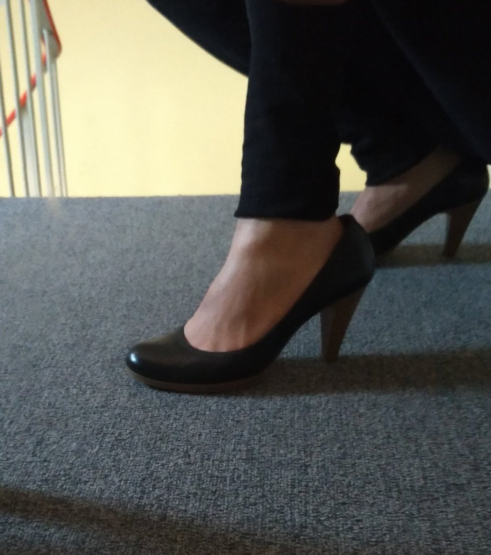 Elegante schwarze Pumps aus Leder mit Holzabsatz, Gr. 39