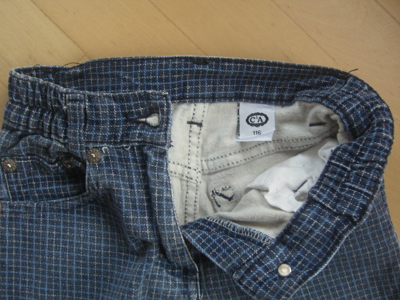 gefütterte blaukarierte Hose