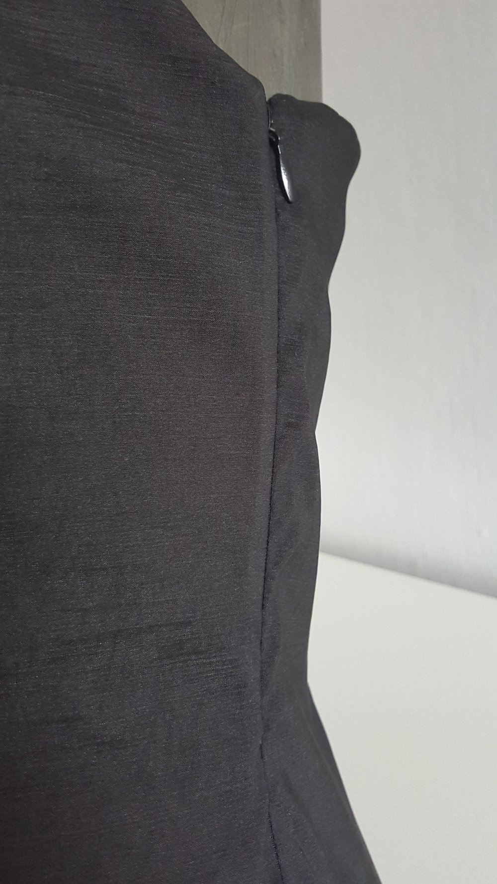 Elegantes Kleid mit 3D Blume Schwarz Figurbetonend ausgez. 12 38 40 M L evtl XL 42 dehnbar Neu