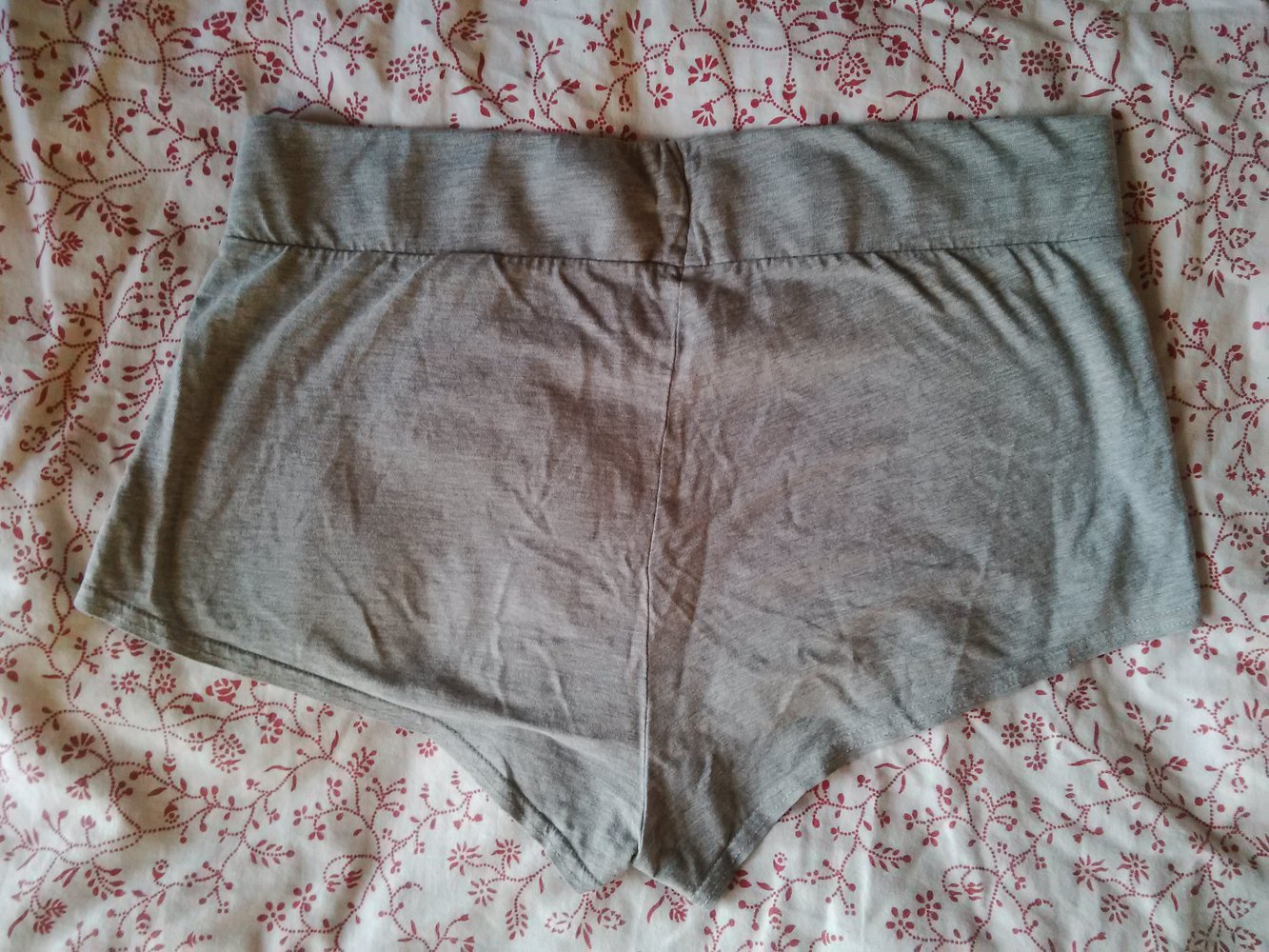 Grau melierte Sweatshorts mit pinken Perlen (optional)