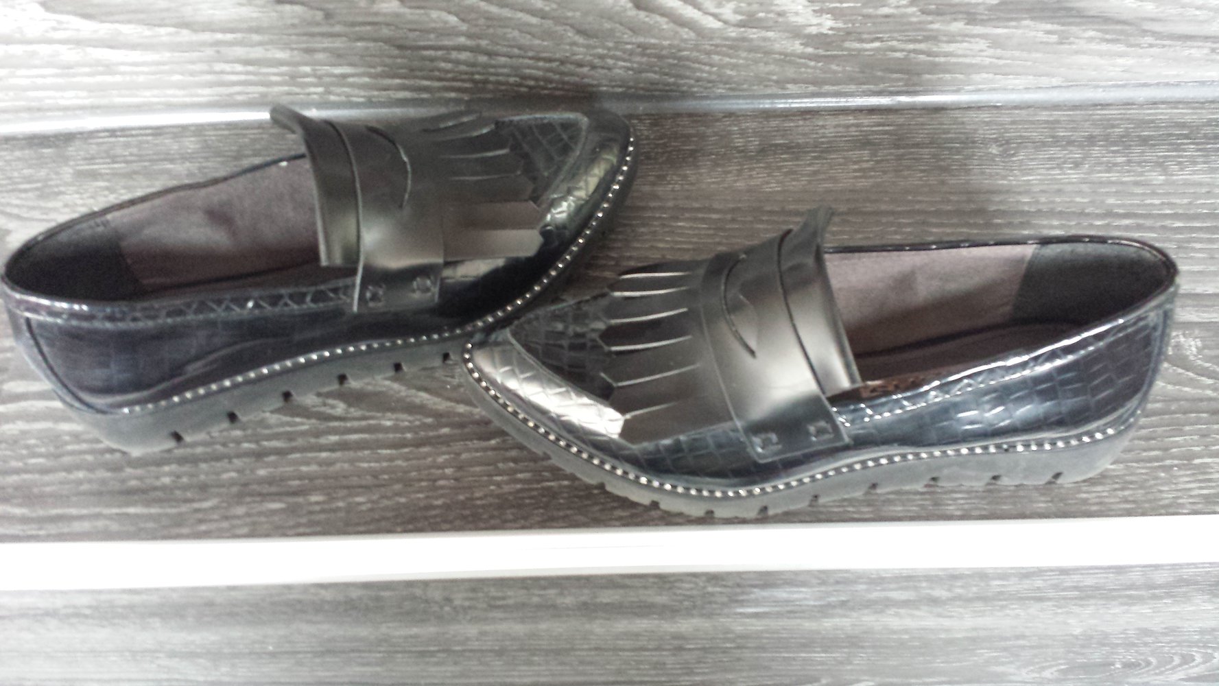 Schwarzer Tamaris Loafer mit angesagtem Strass in Größe 40