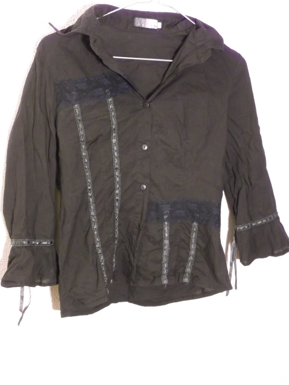 süßes schwarzes Hemd mit Spitzenborte 