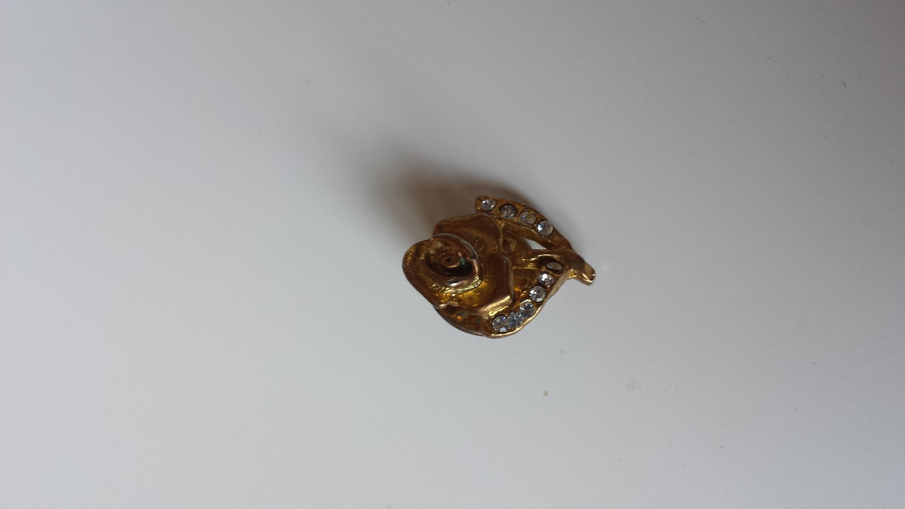 kleine goldfarbene Brosche Rose