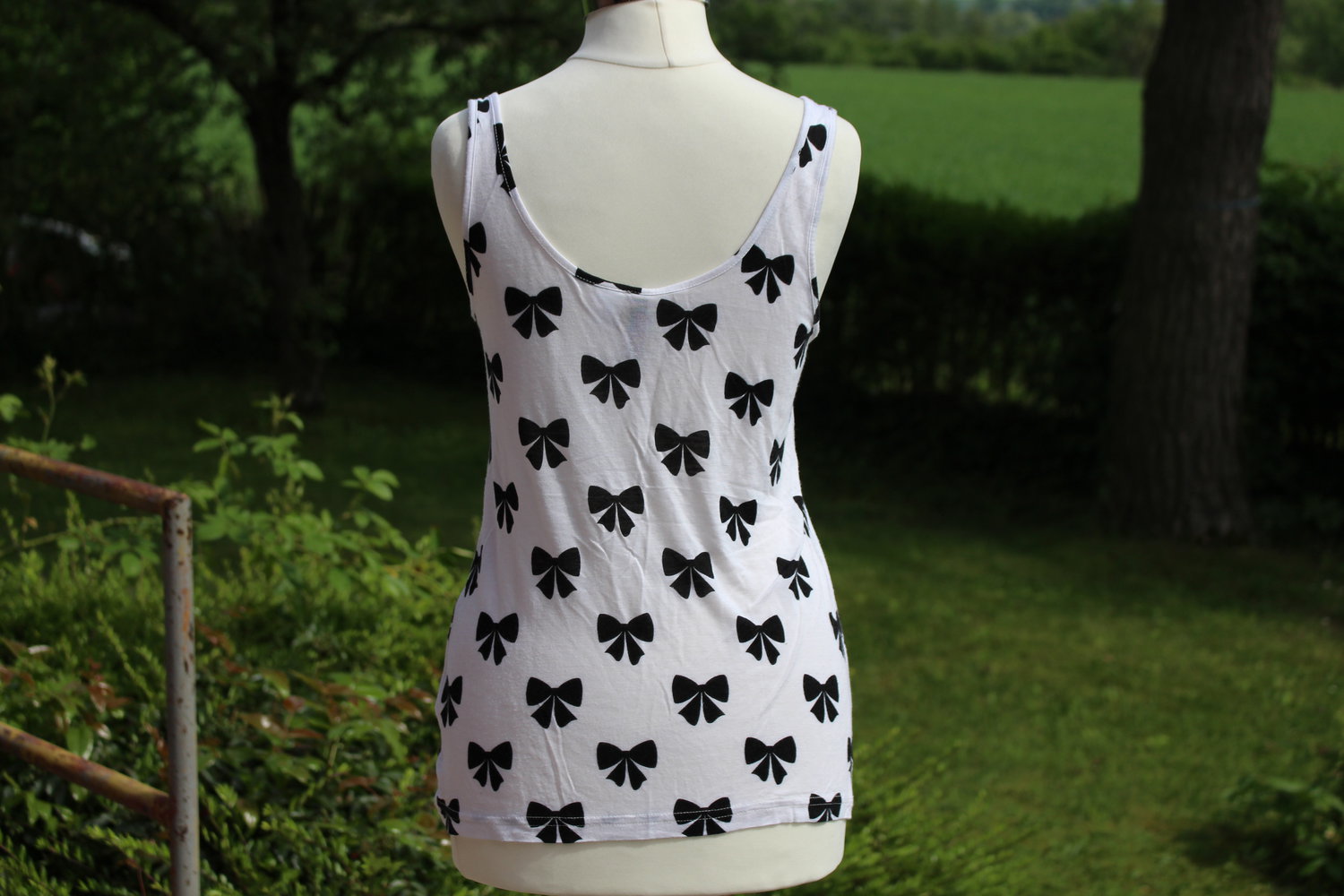 weißes Top mit Schleifen