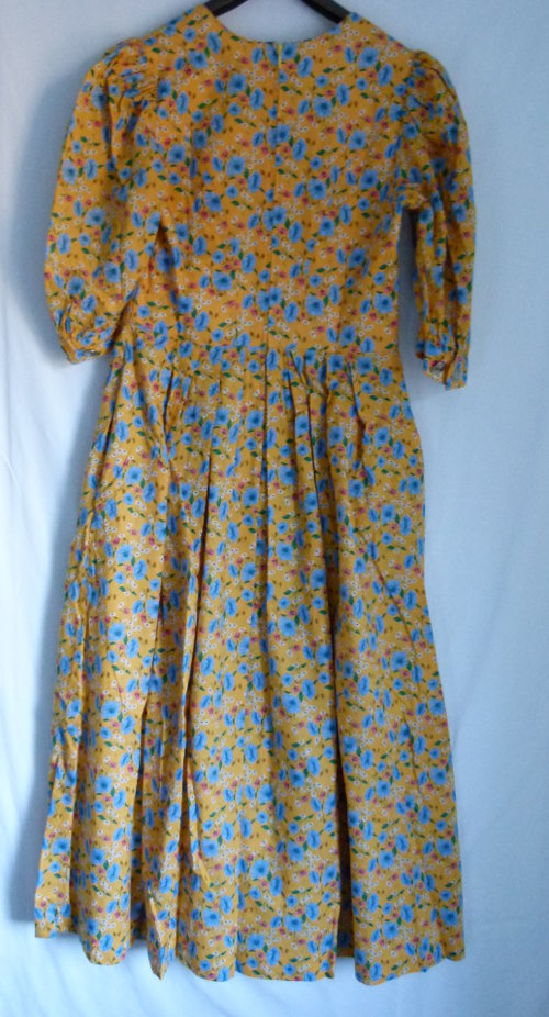 Sommer Trachten Kleid, honiggelb mit Blumenmuster, Schnürung, Folklore Landhaus Mori Retro Vintage Floral Blümchen Cottagecore