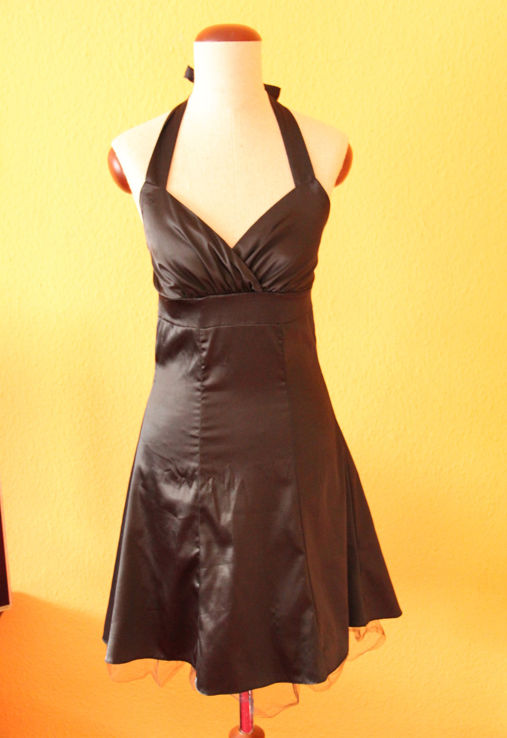 Schwarzes Abendkleid aus Satin