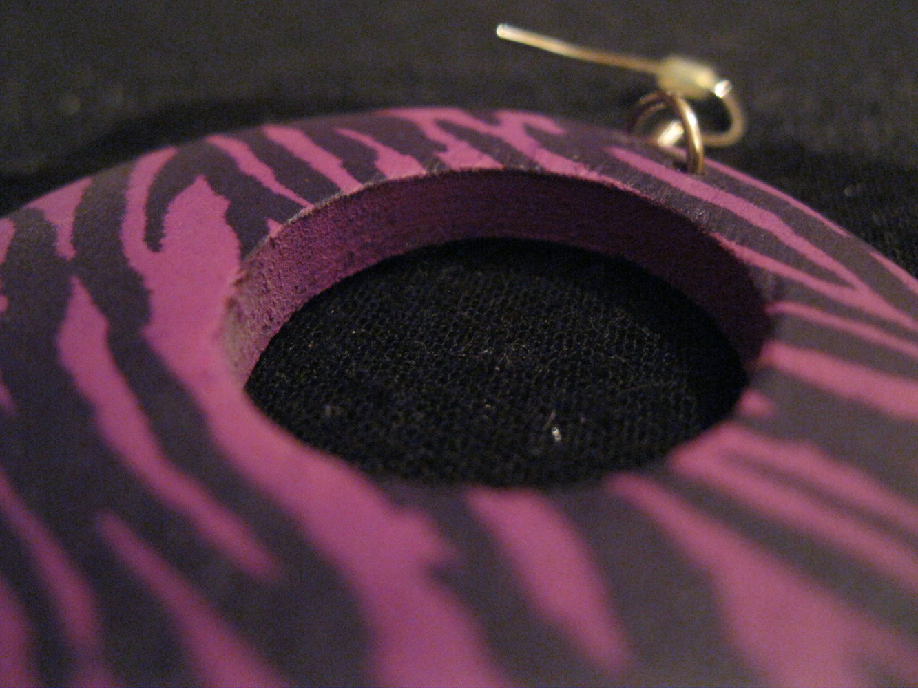 Holz Ohrringe mit Tigermuster schwarz lila 