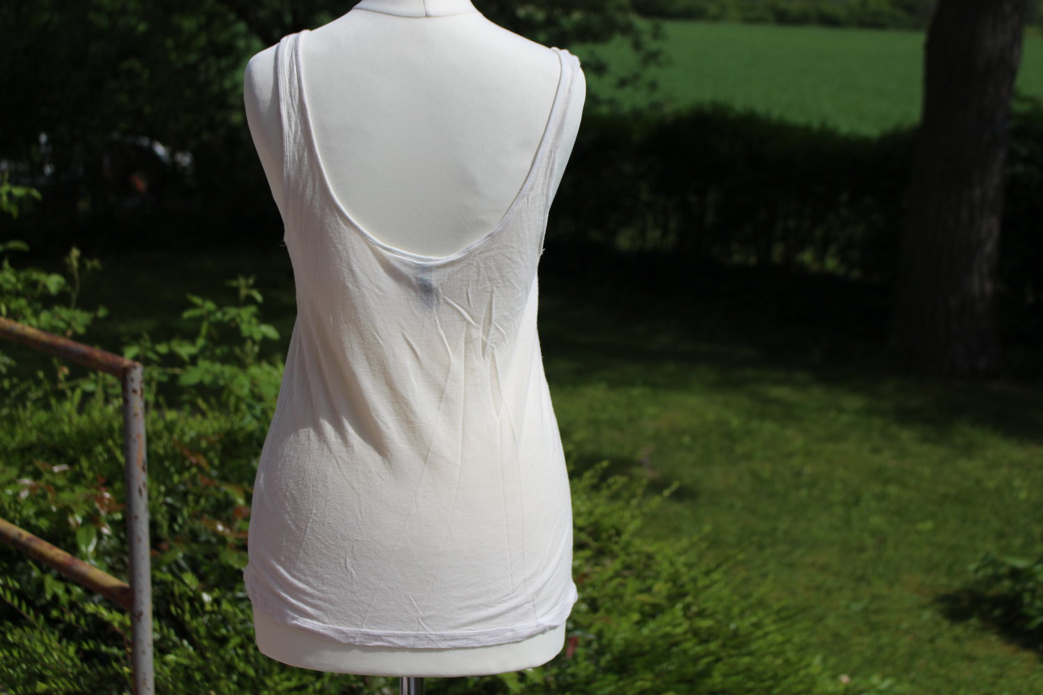 weißes Top mit Totenkopfaufdruck