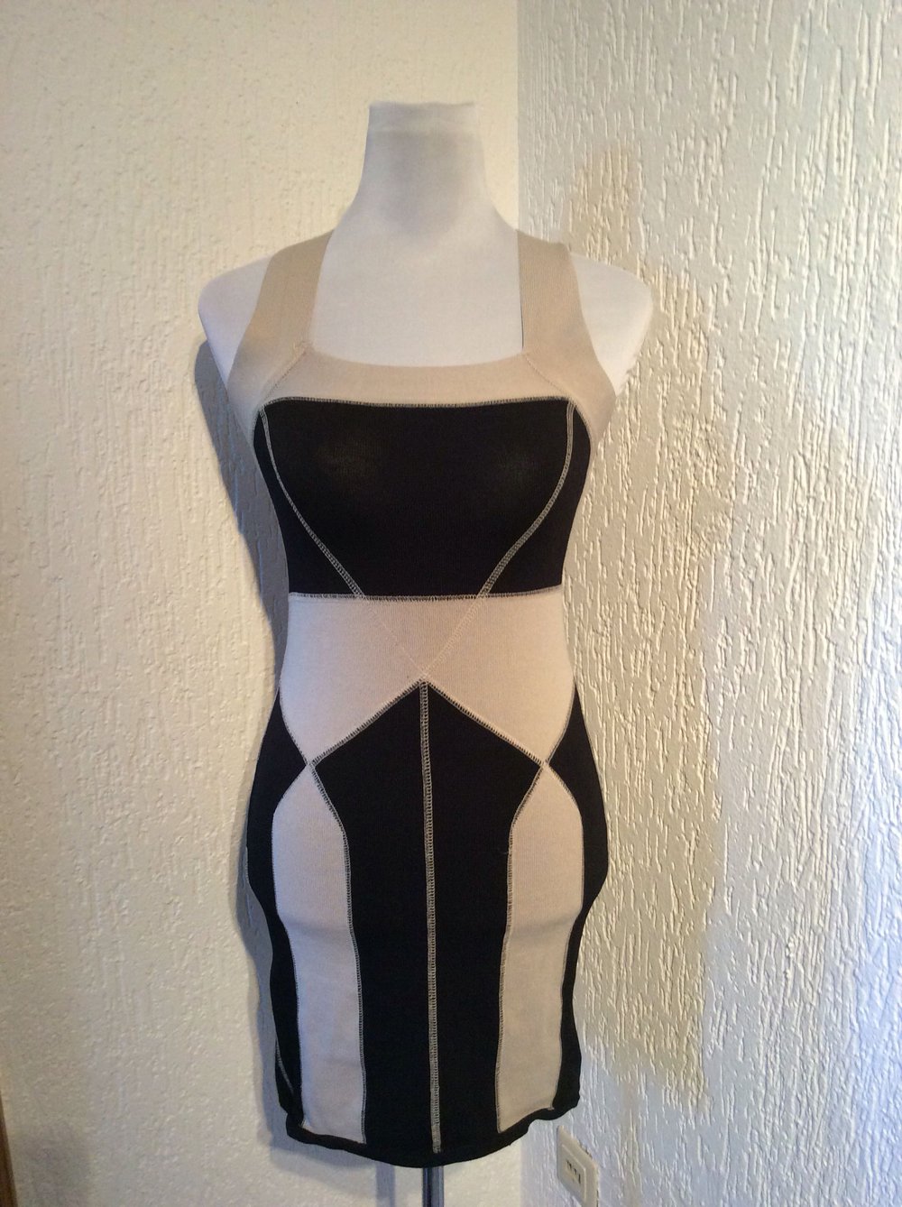 H&am Kleid Größe 36  schwarz nude enganliegend Strechkleid 