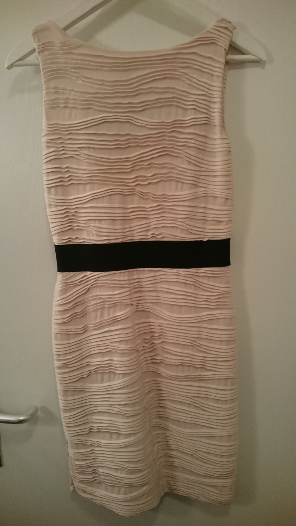 Süßes, leicht rose-beige farbenes Kleid mit schwarzem Detail und süßer Brosche