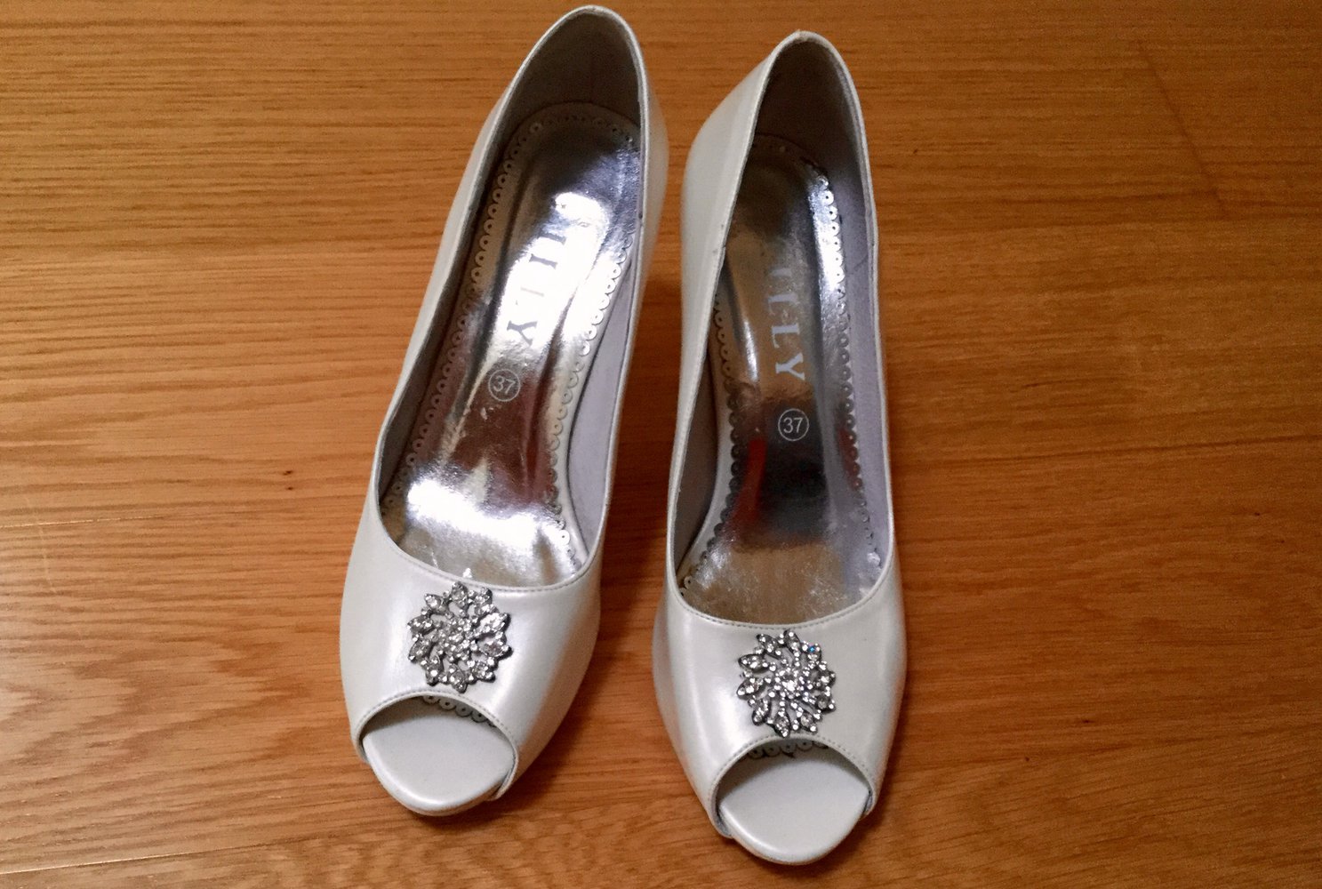 Mein Traumhochzeitskleid von Lilly Brautmutter den in Größe 36 und in der Farbe Ivory.Plus Schuhe und Schleier