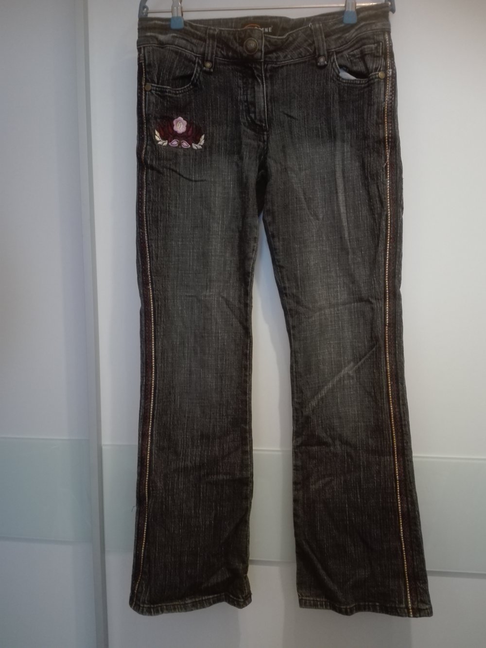 Jeans mit Blumenapplikation
