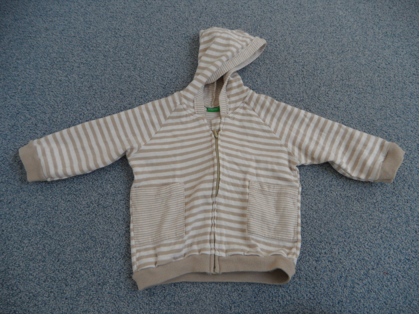 zuckersüße dünne Sweatjacke unisex von Benetton