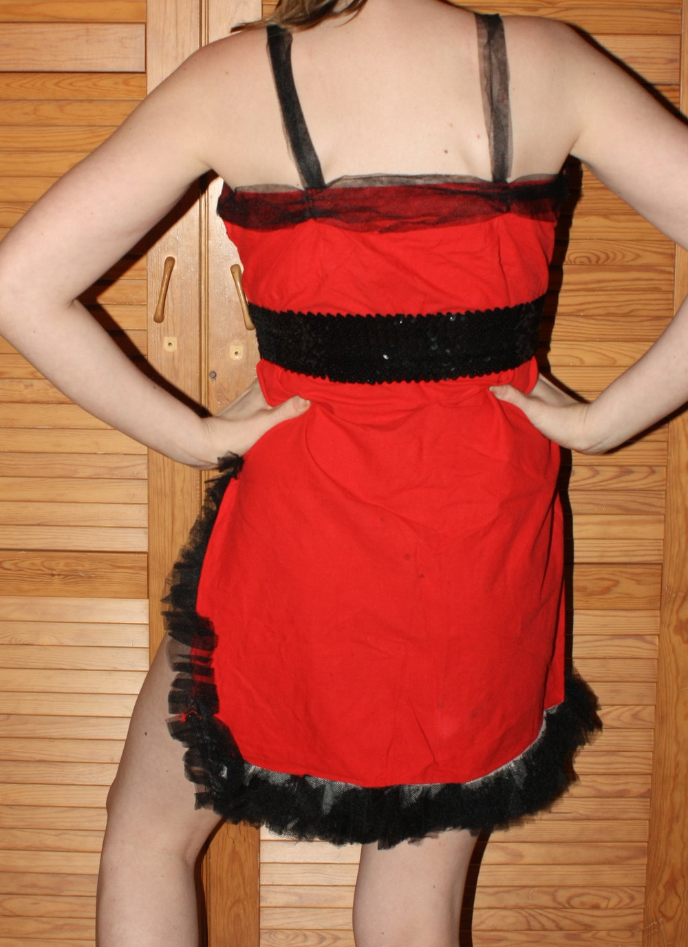 Rotes Kleid mit schwarzer Tüll-Applikation, Gr. M, seitlich geschlitzt