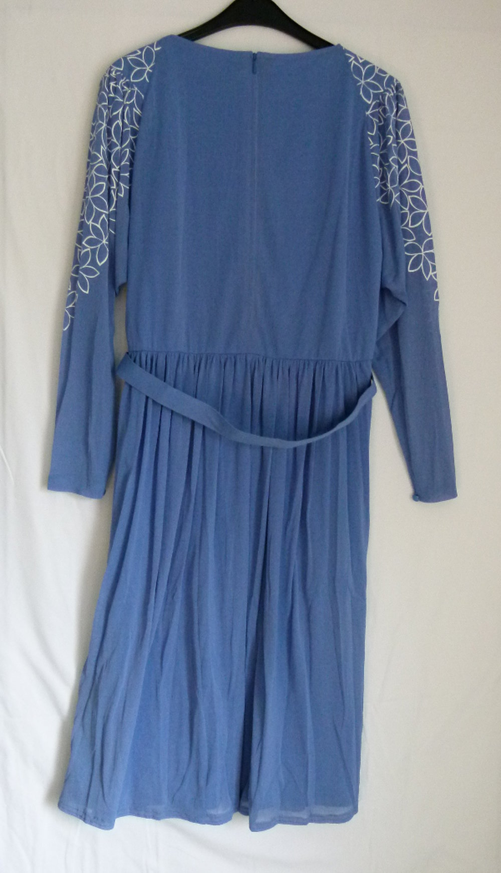 Abendkleid in mittlelblau, schön schwingend, mit weißen Blütendruck, Vintage Retro Mori Floral Festlich