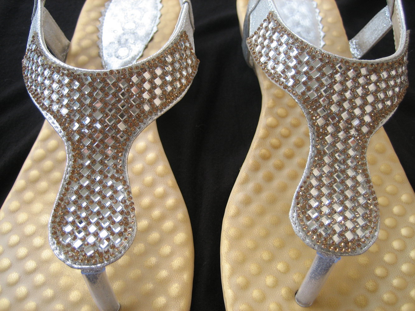 Superedle Sandaletten Gr. 39, Zehensteg-silber/gold, Straßsteine