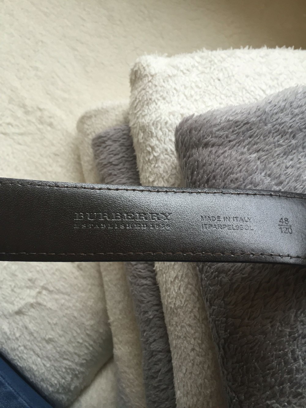 Original Burberry Gürtel 

Mit Karo Muster & goldene schnalle 

Sehr guter Zustand 

Länge 120


Keine Rücknahme 
Kein Umtausch 
Keine Gewährleistung da privat Kauf 