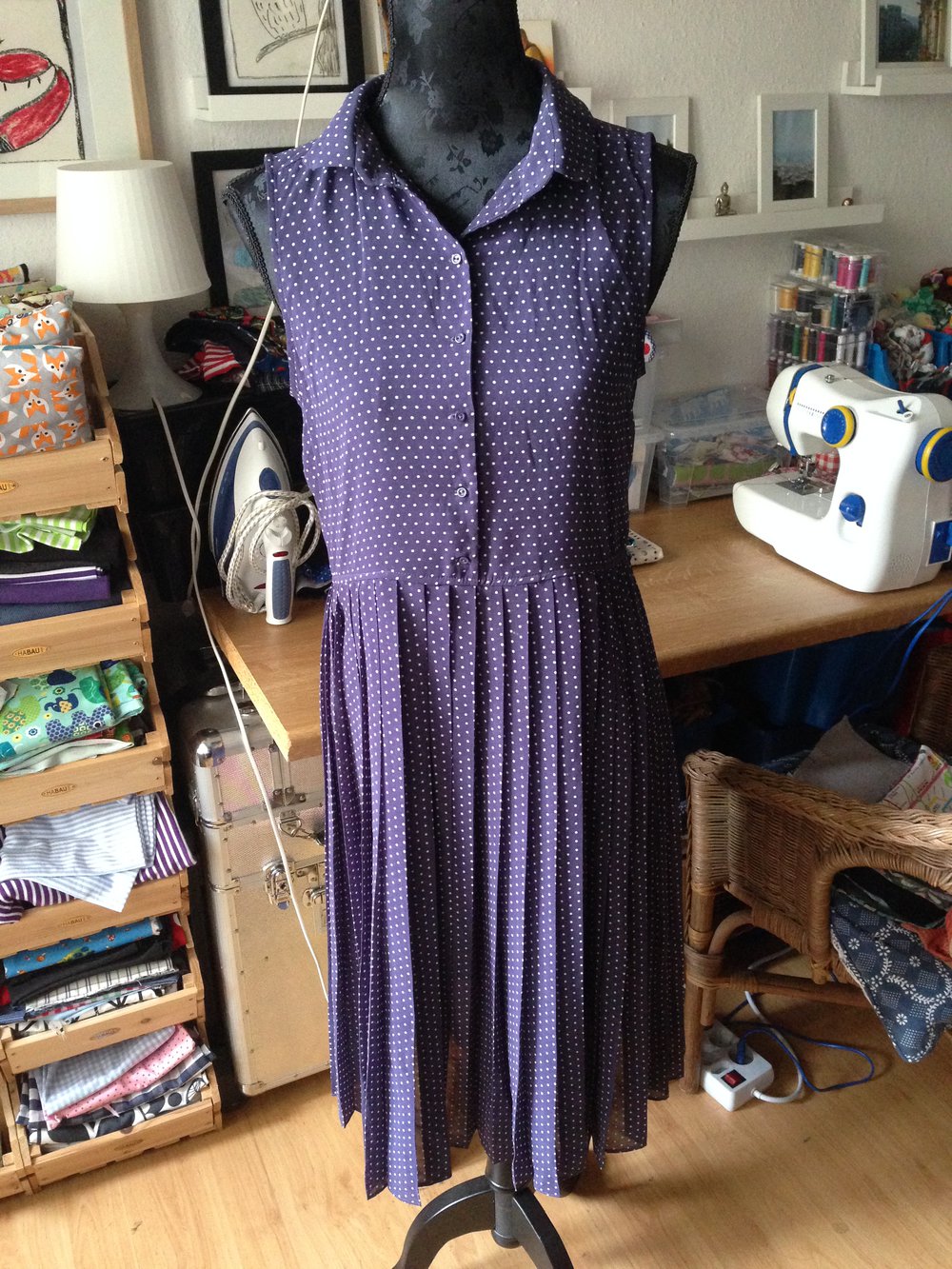 weiß /blau gepunktetes Kleid mit Bubi Kragen