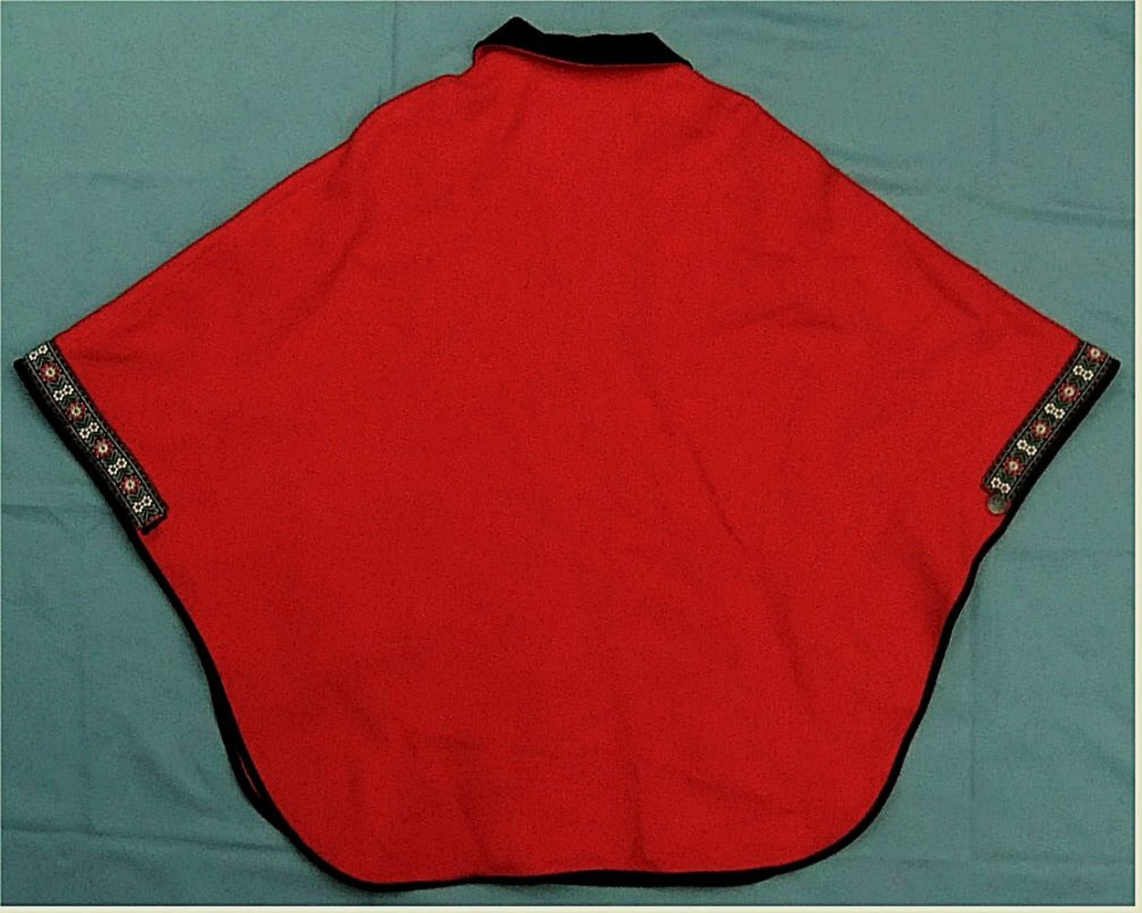 Nohstadt & Co - Trachten-Cape / Poncho - Rot mit Edelweiß-Volant und schwarzem Kragen - Größe 42