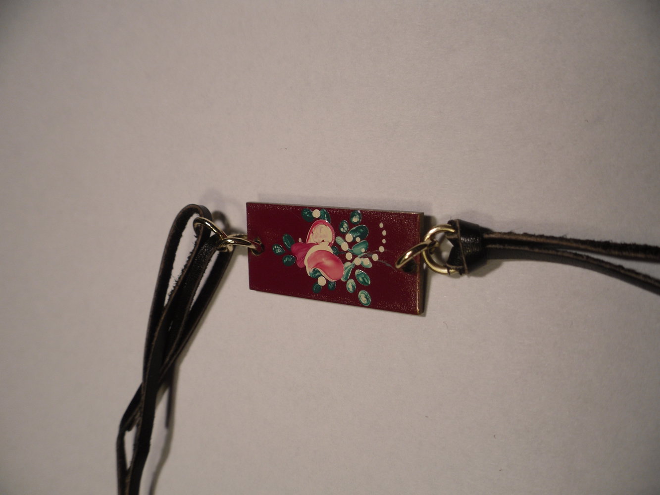 Handbemaltes Medallion mit Lederband