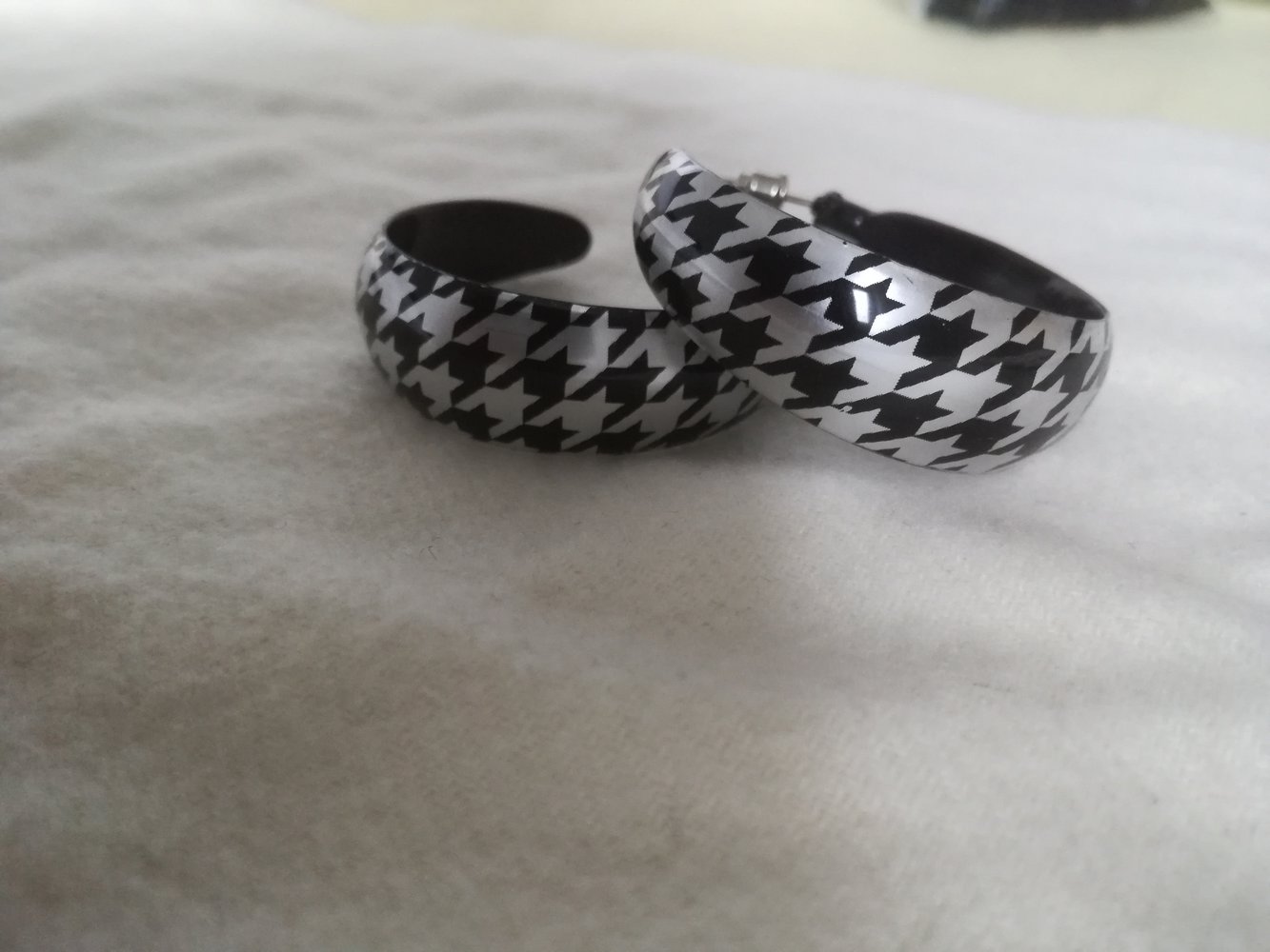 Ohrringe mit Hahntritt Muste