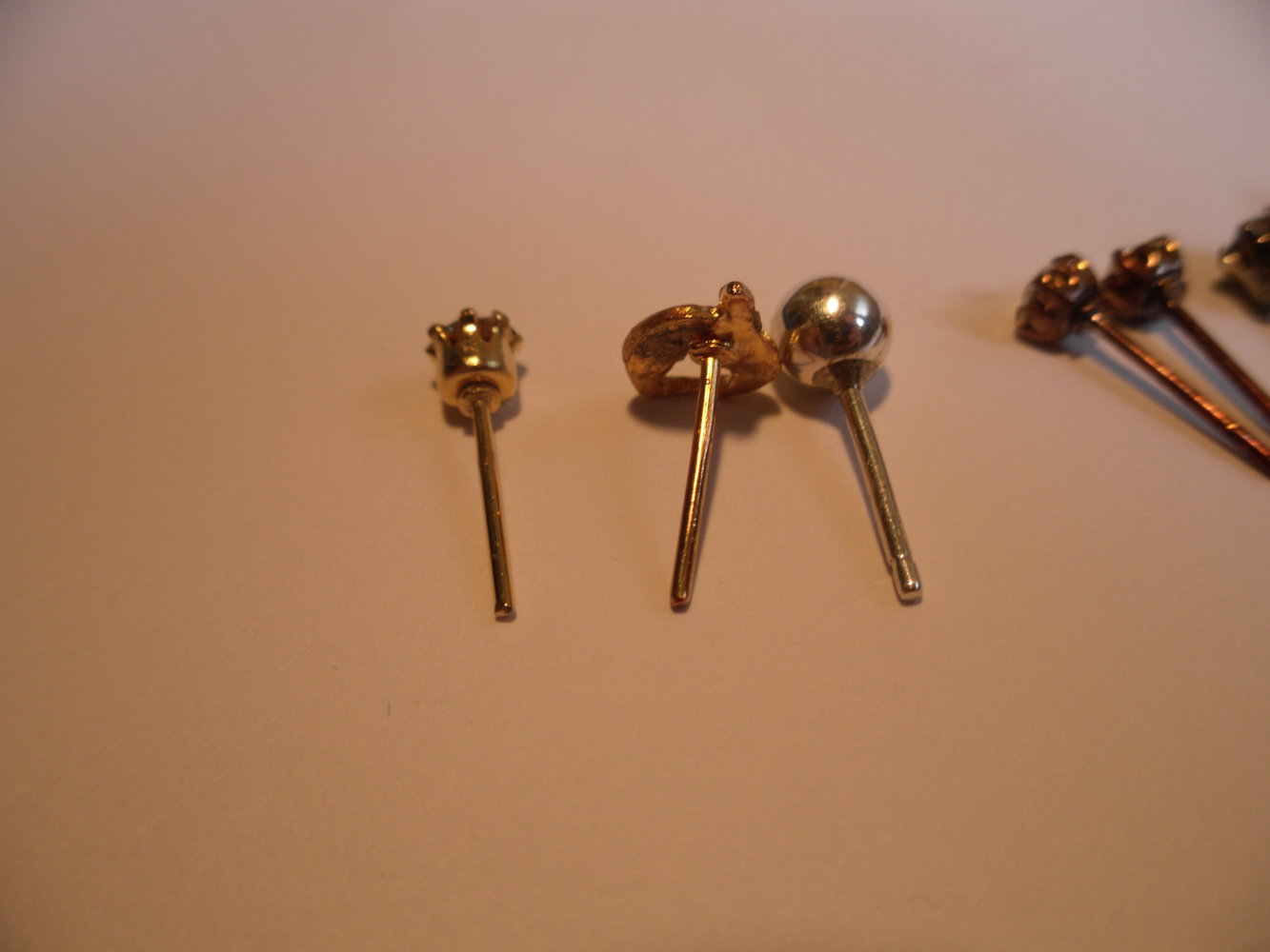 Ohrstecker: getragene Einzelstücke und Paare