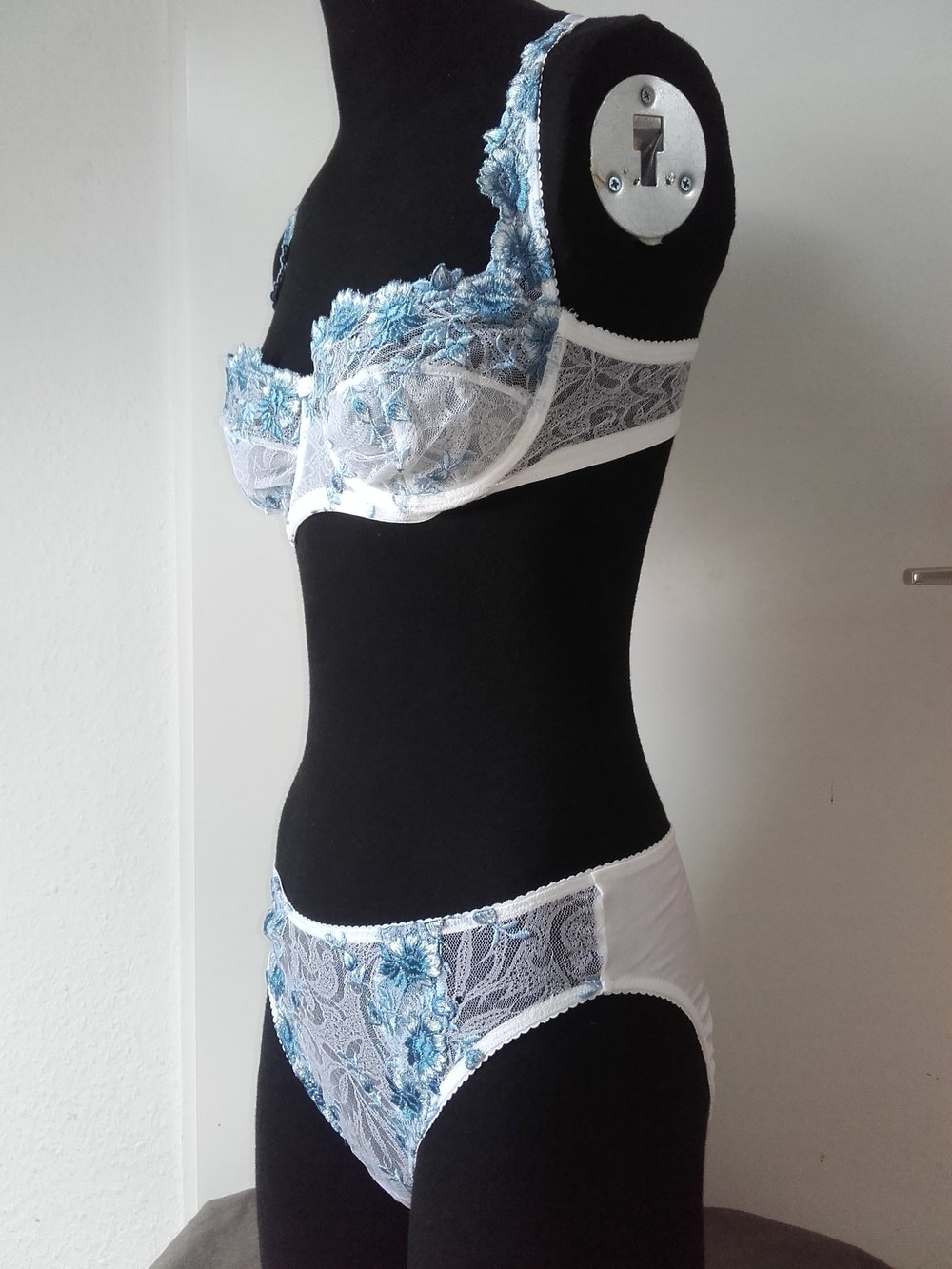 Magali, blau weiß durchsichtiig, slip 42 BH 80B