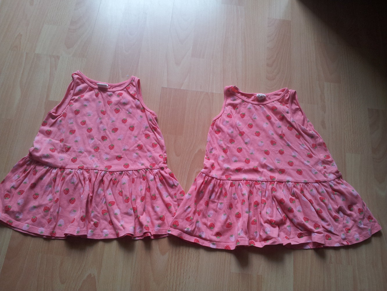 2x Kleider Erdbeeren H&M rosa rot pink Gr. 80 Zwillinge